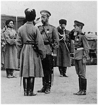 Николай II с Наследником Цесаревичем на фронте.