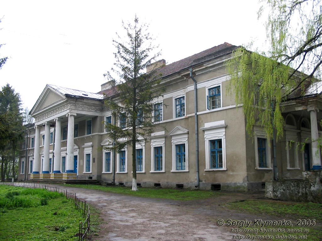 Плотыча, Тернопольская область. Дворец, памятник архитектуры 1720 г. (парадный фасад)